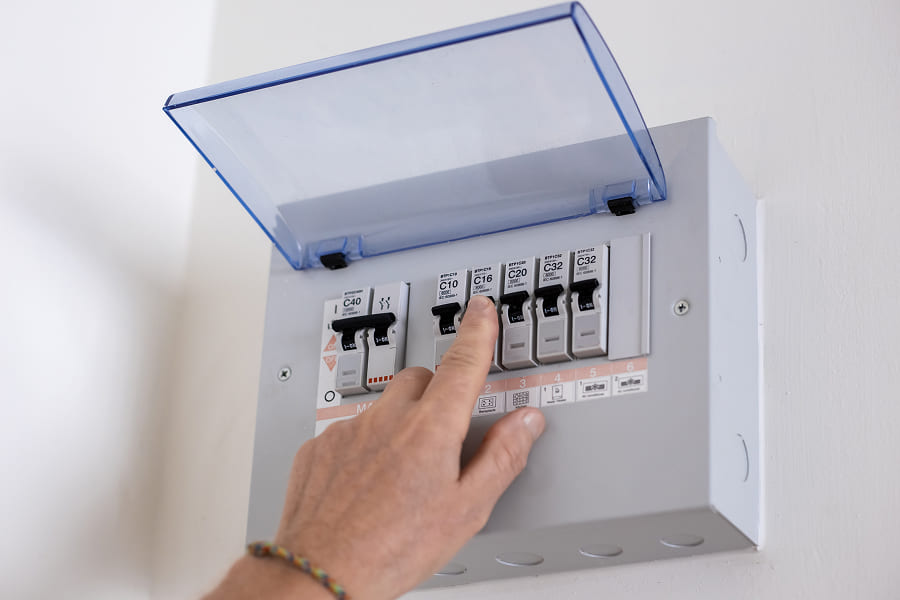 Устройство защитного отключения в электрощитке