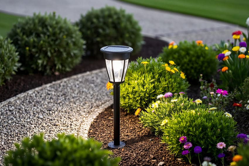 Светильники на солнечной батарее в парке