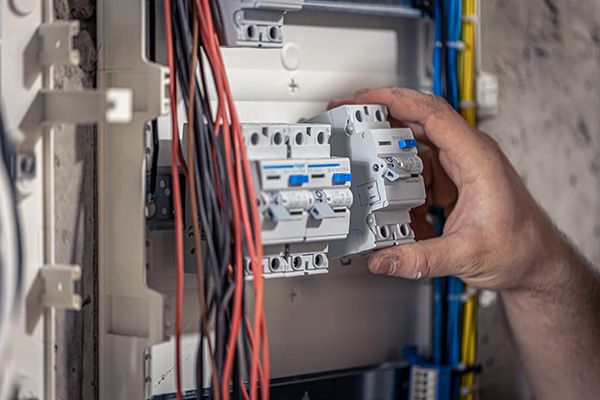 УЗО или дифавтомат что лучше поставить в щит в 2026 году